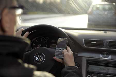 Majority Finns use cell-phone while driving: survey