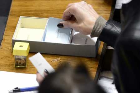 Parliament holds rare ballot on tax rate bill