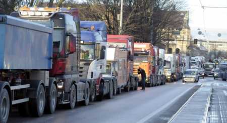 Lorry drivers protest convoy blocks traffic in Helsinki