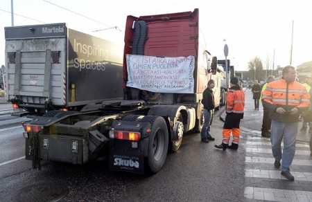 Lorry drivers protest convoy blocks traffic in Helsinki