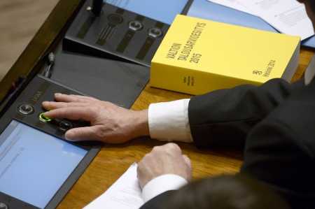 Parliament approves EUR 54b budget for 2015