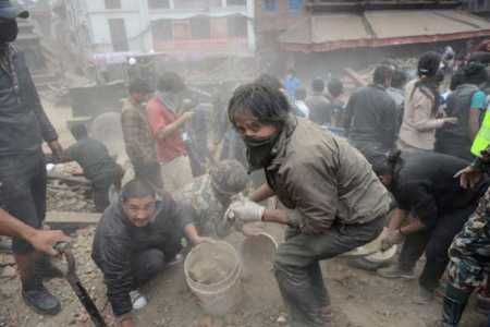 Powerful quake kills more than 1300 in Nepal