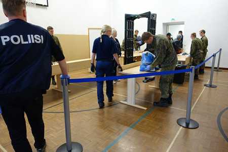 Police check entry at Finland-Sweden border