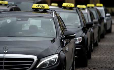 Govt moves to liberalise taxi operations