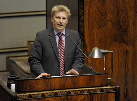 Govt defends budget plan as oppositions criticize