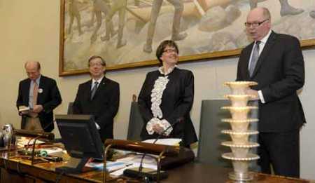 30 years acted as representatives of the People's Coalition Kimmo Sasi (left), the Social Democratic Party Kari Rajamäki and the center of Sirkka-Liisa Anttila, the Speaker Eero Heinäluoma (right) congratulated eduskuntauriensa 30th anniversary celebrations of the Finnish Parliament in Helsinki on 9 April 2013. The trio was elected to Parliament for the first time in 1983 and they started their career in parliament the same year, in early April. Photo- Lehtikuva