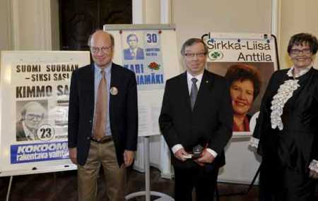30 years acted as representatives of the people, the Conservative Party Kimmo Sasi (left), the Social Democratic Party Kari Rajamäki and the center of Sirkka-Liisa Anttila old vaalijulisteidensa front eduskuntauriensa 30th anniversary celebrations of the Finnish Parliament in Helsinki on 9 April 2013. The trio was elected to Parliament for the first time in 1983 and they started their career in parliament the same year, in early April. Photo- Lehtikuva