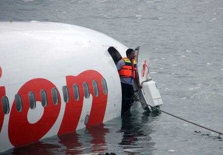 Aircraft crash-lands in Bali Sea