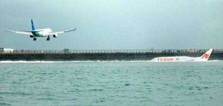 Aircraft crash-lands in Bali Sea