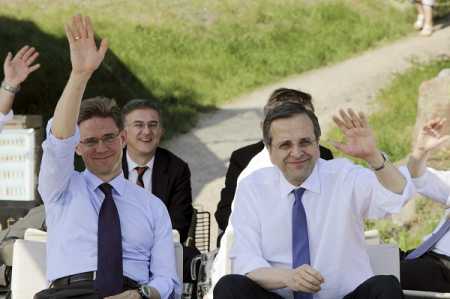 Antonis Samaras (right) and Jyrki Katainen waving hand while having coffee at the terrace of Mattolaituri restaurant in Helsinki. Photo Lehtikuva