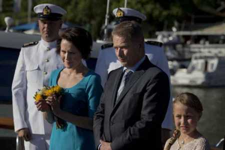 President Sauli Niinistö and first lady Jenny Haukio arrived their summer home on Saturday where school student accorded them reception with flower.Photo- Lehtikuva
