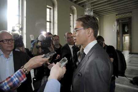 Prime Minister Jyrki Katainen talking to journalists in parliament after the report of Constitutional Law Committee on Wednesday.Photo -Lehtikuva.