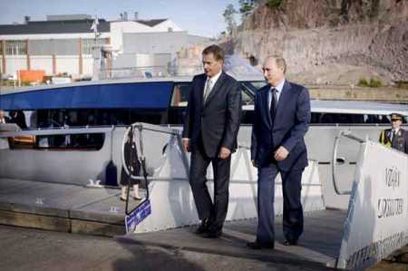 Finnish president Sauli Niinistö (L) and his Russian counterpart Vladimir Putin arrive to Forum Marinum harbor in Turku. Photo - Lehtikuva