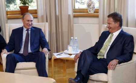 Finnish president Sauli Niinistö (R) and his Russian counterpart Vladimir Putin talking at the presidential summer residence.Photo - Lehtikuva