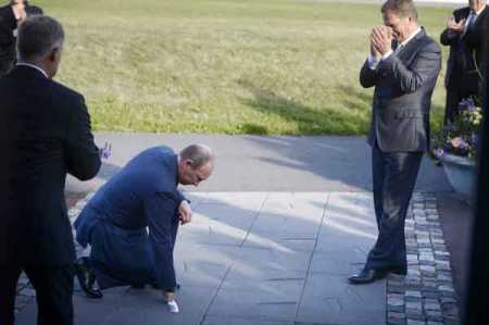 Pesident Sauli Niinistö aplaudes as Putin touches his name plate at Archipelago Square at Forum Marinum harbor in Turku. Photo - Lehtikuva