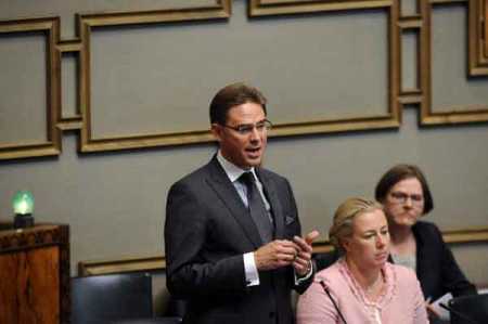 Prime Minister Jyrki Katainen, Minister of Finance Jutta Urpilainen and Development Heidi Hautala (in the background) in the Parliament at the first Question Time 5 September 2013. Photo - Lehtikuva.