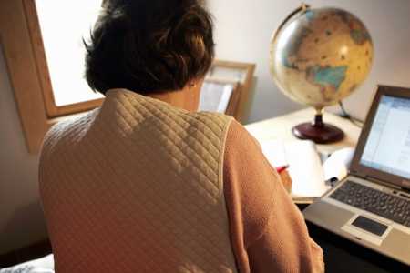 An elderly Finnish woman is using internet. Photo Lehtikuva