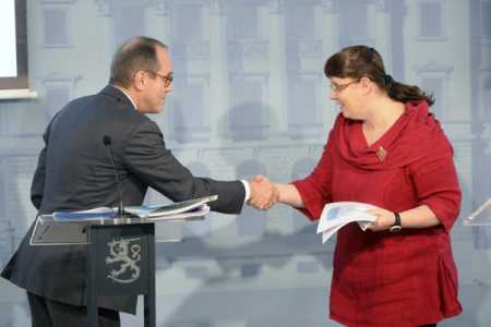 Transport Policy Group chairman Jorma Ollila hand over a group study to Transport minister Merja Kyllönen on Monday. Photo – Lehtikuva.