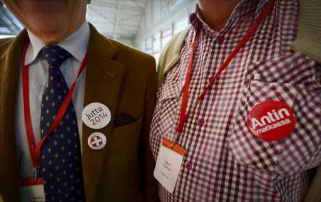 Party men in support of two candidates contesting for the party chair during the convention on Thursday. Photo Lehtikuva.