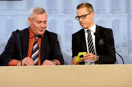 Minister of Finance Antti Rinne (on the left.) And Prime Minister Alexander Stubb at a press conference in Helsinki on Thursday after the budget negotiation talks.Photo – Lehtikuva.