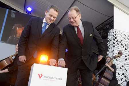 Economic Affairs Minister Jan Vapaavuori (left) and Pertti Laukkanen, the Managing Director of Vantaa Energy inaugurated the plant on Wednesday. Photo – Lehtikuva.