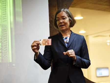Bank of Finland maintenance department manager Päivi Heikkinen introduced a new ten euro banknote Bank in Helsinki on Monday. Photo – Str / Lehtikuva.