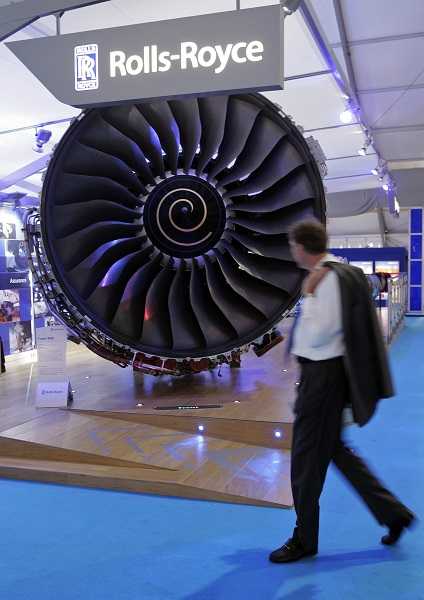 This file photo taken on July 19, 2006 shows a visitor looking at a Rolls Royce Trent 900 jet engine which is used on the Airbus A380-800 and A380F at the Farnborough Air Show. Australian officials probing a Qantas A380 engine blast last month reported a