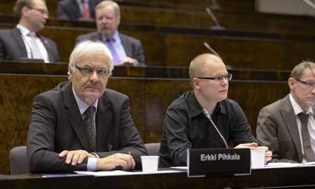 Parliamentary body gets mixed opinions from experts