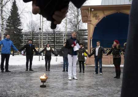 Perussuomalaiset youth faction burns EU flag