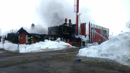 Kilpisjärvi community center, which also house a school, was completely destroyed by fire in Enontekiö, 3 May 2015. Photo – Lehtikuva.