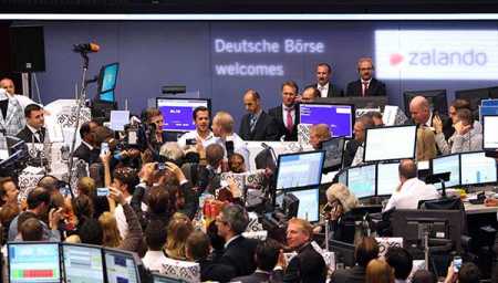 Chairmans of Europe's biggest online fashion retailer, Zalando, (Center L-R) David Schneider, Robert Gentz and Rubin Ritter, ring the bell on October 1, 2014of German company Zalando pose at the company's IPO at the stock exchange in Frankfurt, Germany, October 1, 2014. Europe's biggest online fashion retailer, Zalando, made its high-profile debut on the Frankfurt stock exchange on Wednesday, with shares quickly slipping into the red. Photo – AFP/ Lehtikuva.