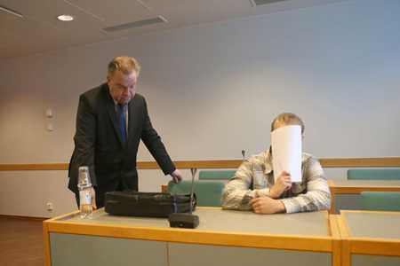An accused of the Jyväskylä violence and lawyer at the court on Wednesday. Photo – Str / Lehtikuva.