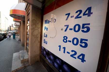 Opening hours of shop. Photo Lehtikuva.