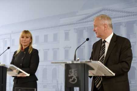 Internal Market and Industry Commissioner Elzbieta Bieńkowski and Minister of Economic Affairs Olli Rehn held a joint press conference on country’s economic growth in Helsinki on Monday. Photo Lehtikuva.