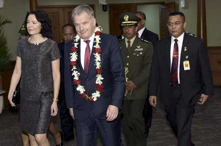 President Sauli Niinistö and first lady Jenni Haukio were welcomed at Jakarta airport in Indonesia on Monday. Photo – Lehtikuva.