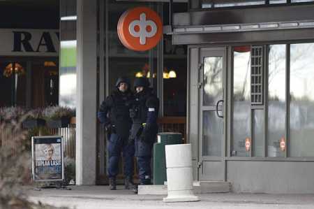 Policemen patrolled the city center Klaukkala on Wednesday after robbery at bank. Photo – Lehtikuva.