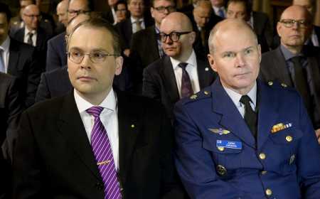 Minister of Defence Jussi Niinistö and Armed Forces Commander, General Jarmo Lindberg at the national defense course opening ceremony in Helsinki on Monday. Photo Lehtikuva.