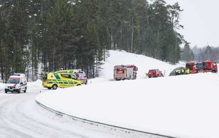 Two cars collided with each other Saturday morning in northern Finland between Ivalo and Innari in Lapland on Saturday leaving three people dead. Photo Lehtikuva.